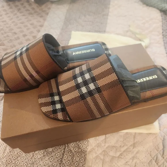 New With Box Burberry Wilma Sandals - Picture 3 of 9